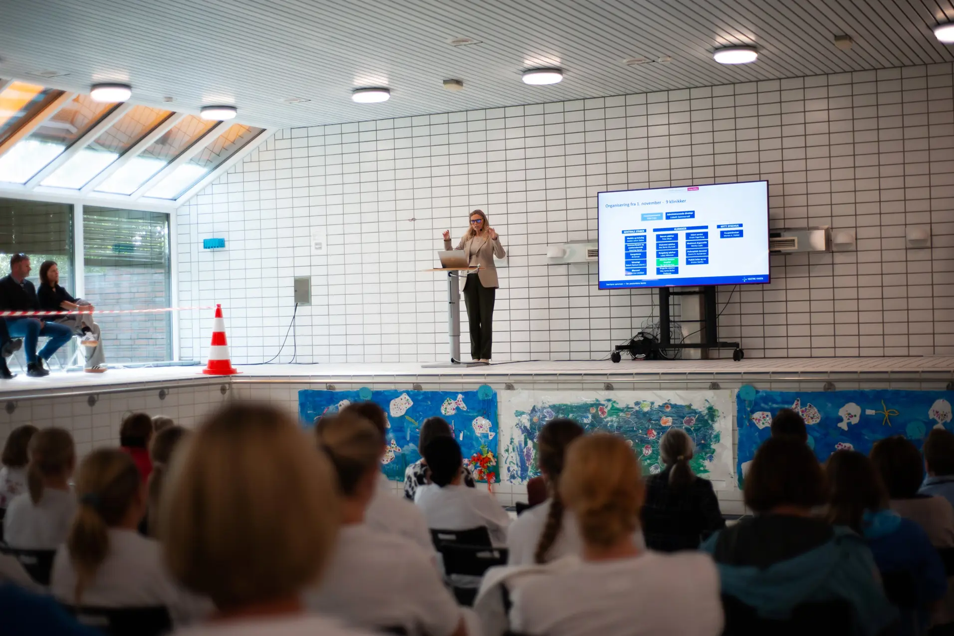 Adm.direktør i Vestre Viken, Lisbeth Sommervoll snakker til de ansatte på allmøtet ved MHH 17. september 2025