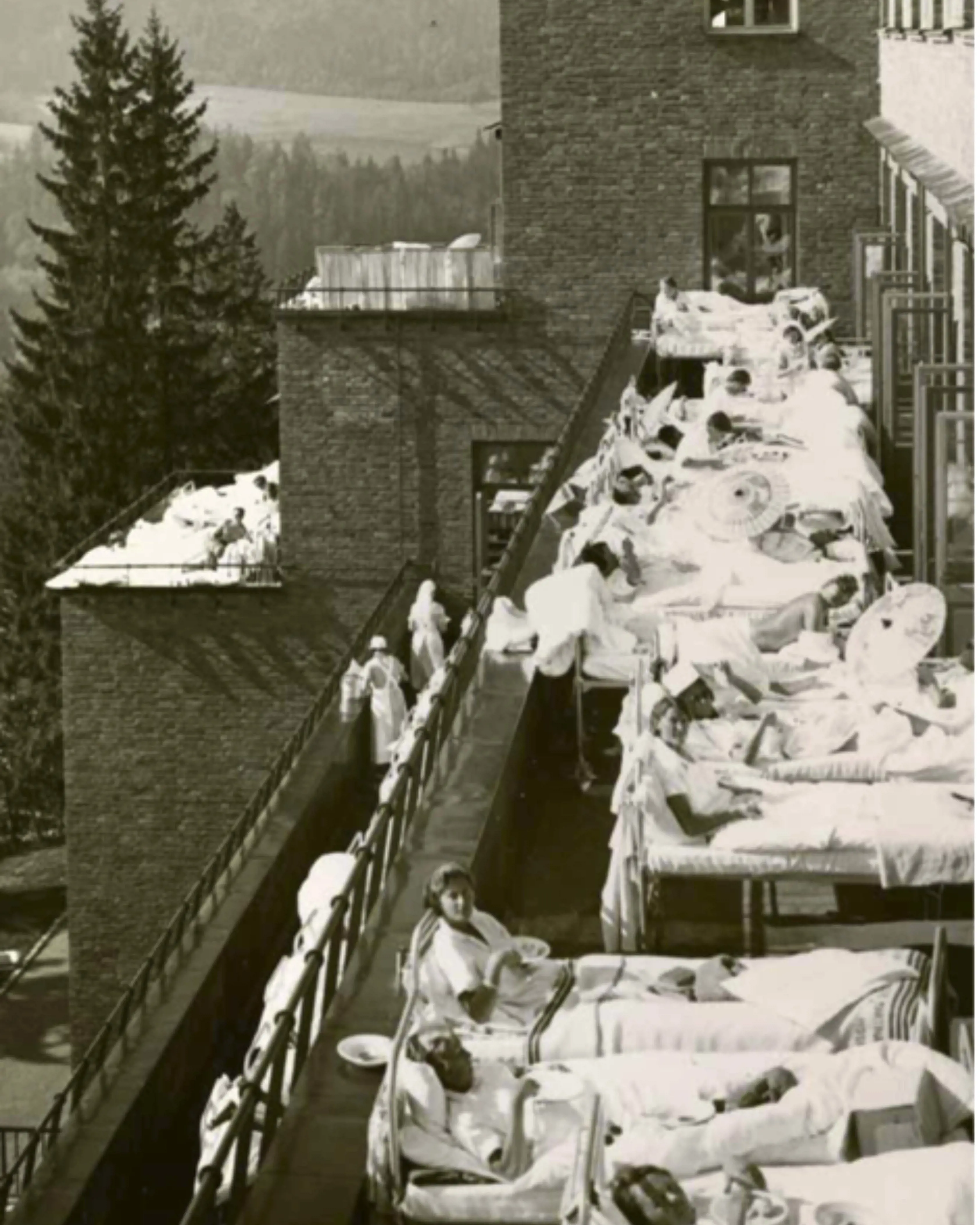 Bilde av pasienter som lå i senger ute på balkongen