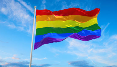 Pride/regnbueflagg som veiver i vindet