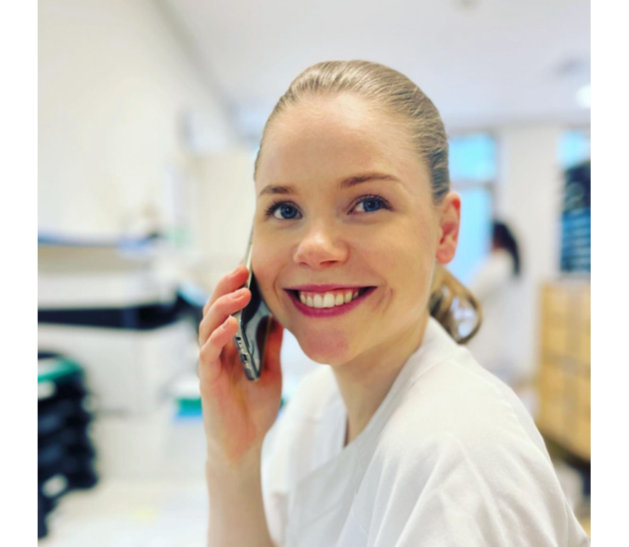 Sykepleier Sofie på telefonen med en pasient